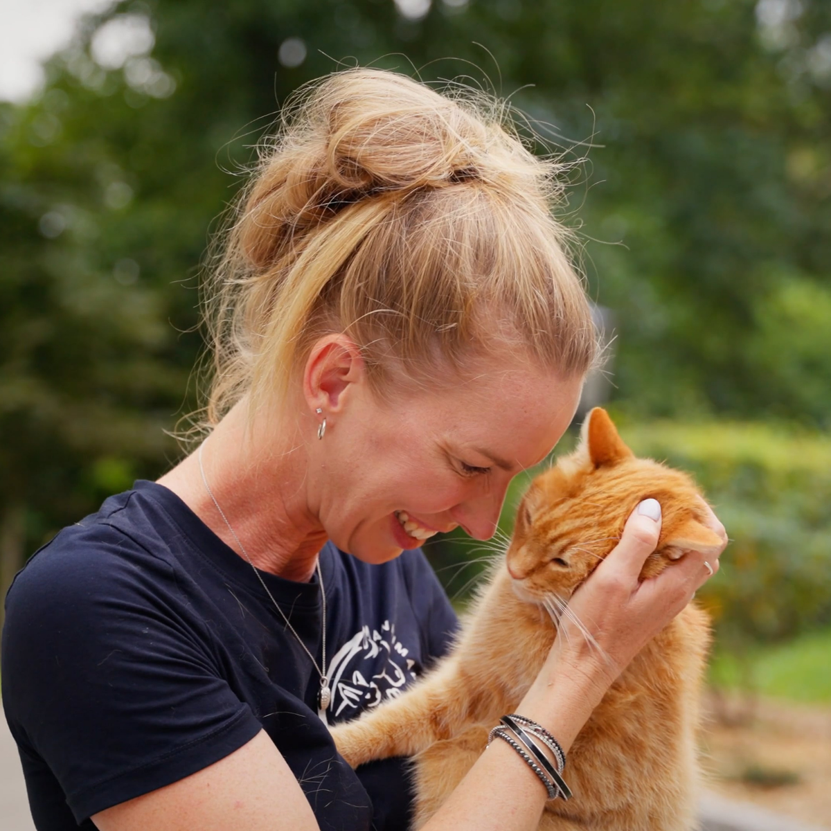 Katrin von Annimally mit Katze – Engagement für Tierschutz