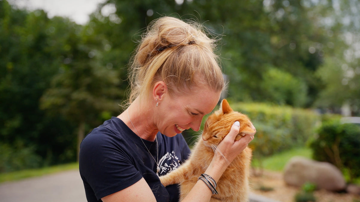 Katrin von Annimally mit Katze – Futterergänzung & Pflege für Katzen